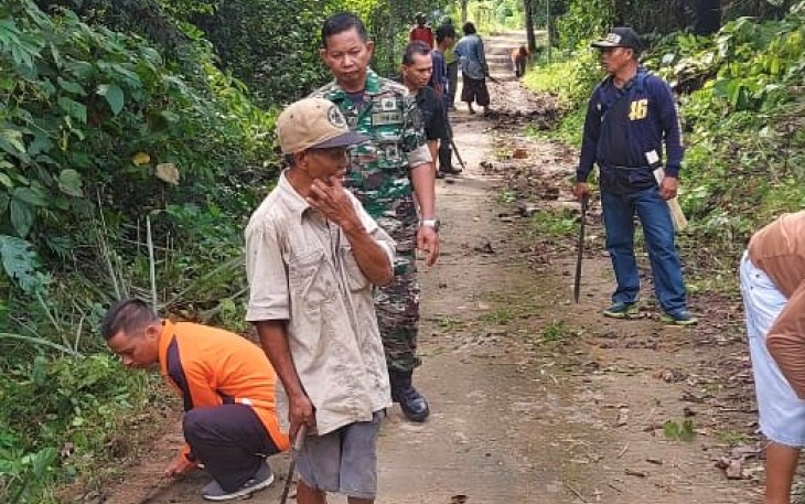 Gotong royong bersihkan semak belukar pinggir jalan
