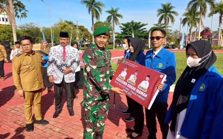 Dandim 0906/Kkr Letkol Inf Jeffry Satria saat penyerahan penghargaan 