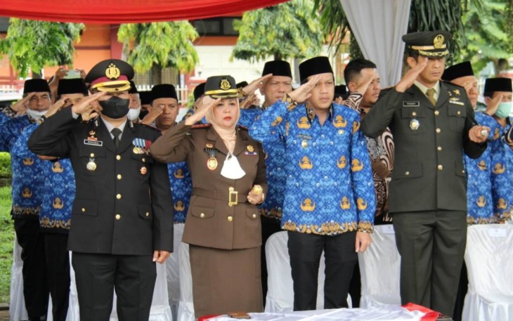 Dandim 0806/Trenggalek Letkol Kav Peddy Adi Prasetyo saat upacara HUT Korpri Ke-51