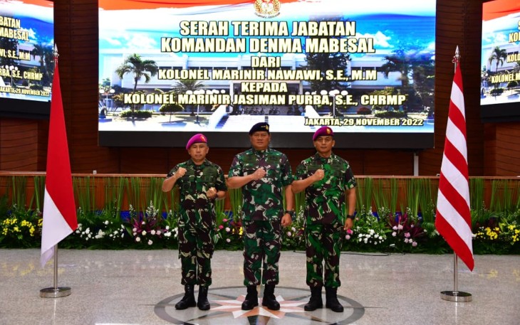 Kasal Laksamana TNI Yudo Margono bersama Dandema usai sertijab di Jakarta 