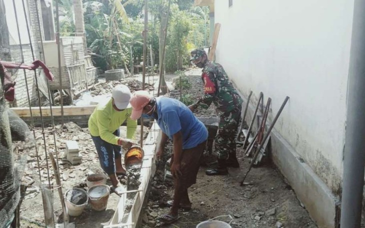 Kerja bakti bangun kantor madrasah di wilayah binaan 