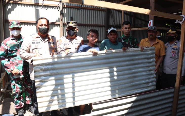 Kapolres Demak AKBP Budi Adhy Buono saat memberikan bantuan asbes korban angin puting beliung di Dukuh Turus. Senin (1/12)
