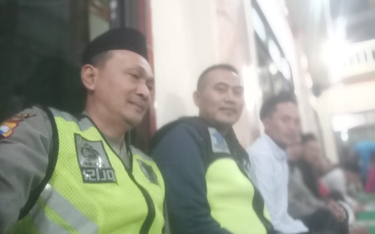 Personel Polres Batu saat shalat subuh berjamaah 