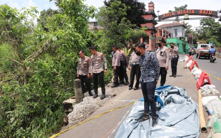 Kapolres Batu AKBP Oskar Syamsuddin saat meninjau jembatan ambrol, Jum'at (2/12)