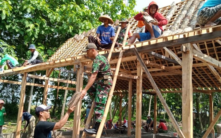 Rehab rumah warga desa binaan