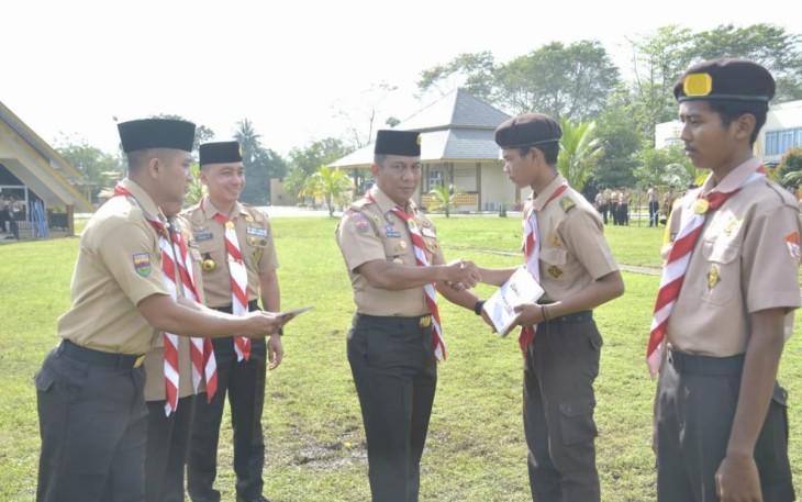 Kasdam I/BB Brigjen TNI Rifky Nawawi saat memberikan piagam kader Saka Wira Kartika 