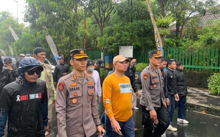 Kapolres Batu AKBP Oskar Syamsuddin saat kawal aksi solidaritas Aremania. Minggu (4/12)