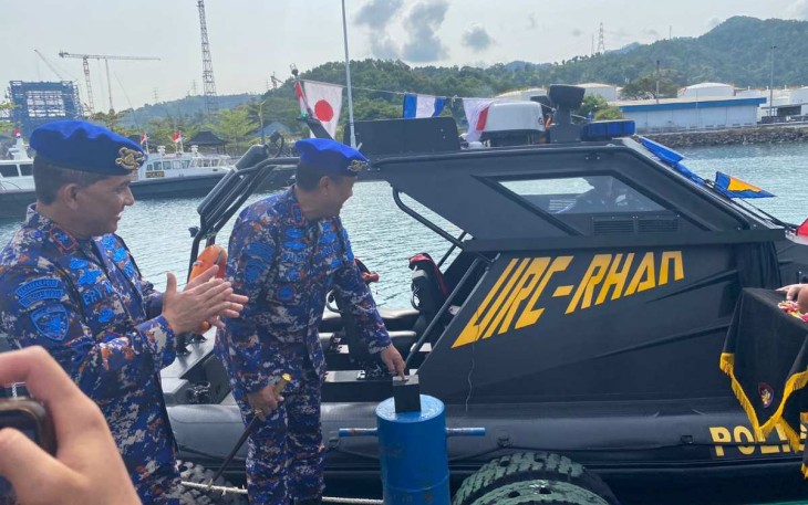 Kapolda Banten Irjen Pol Prof Dr Rudy Heriyanto saat meresmikan kapal patroli URC RE-HAN di Merak Banten, Senin (5/12)