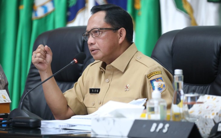 Mendagri Tito Karnavian saat rakor penanganan inflasi di Jakarta, Senin (5/12)