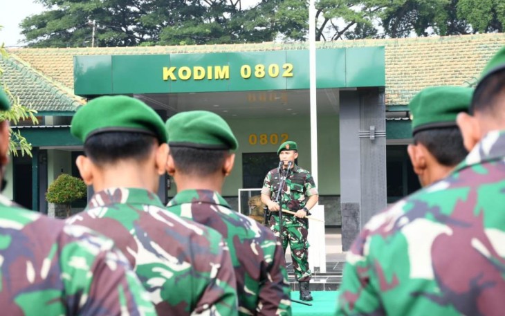 Dandim 0802/Ponorogo Letkol Inf Hirta Juni Adriansyah saat memberikan pengarahan 