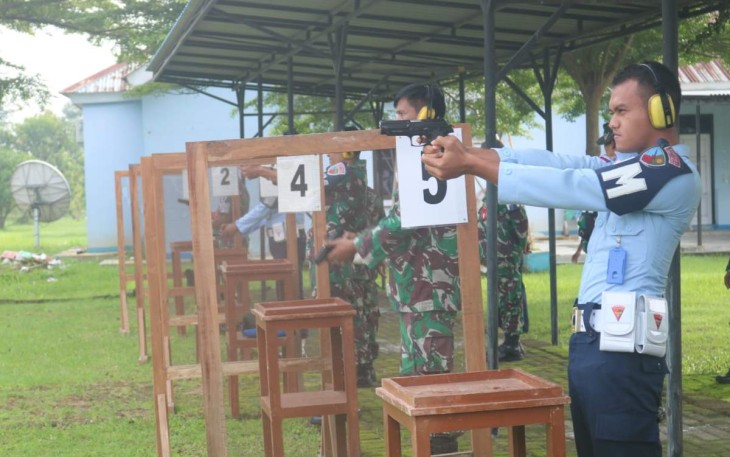 Latihan tembak Laras pendek prajurit Lanud Sugiri Sukani, Rabu (7/12)
