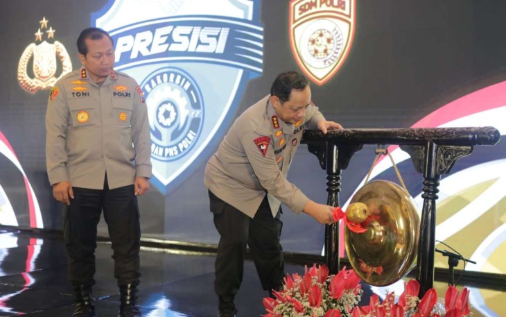 Kapolda Jatim Irjen Pol Toni Harmanto mendampingi Wakapolri Komjen Pol Gatot Eddy Pramono membuka Rakorbin SDM dan PNS Polri tahun 2022 di Shangrila Hotel Surabaya, Rabu (7/12)