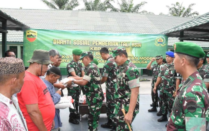 Kasdam I/BB Brigjen TNI Rifky Nawawi saat memberikan bantuan abang becak Sibolga