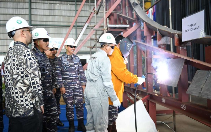 Wakasal Laksdya TNI Ahmadi Heri Purwono saat first steel cutting dan keel laying di PT CMS Banten 