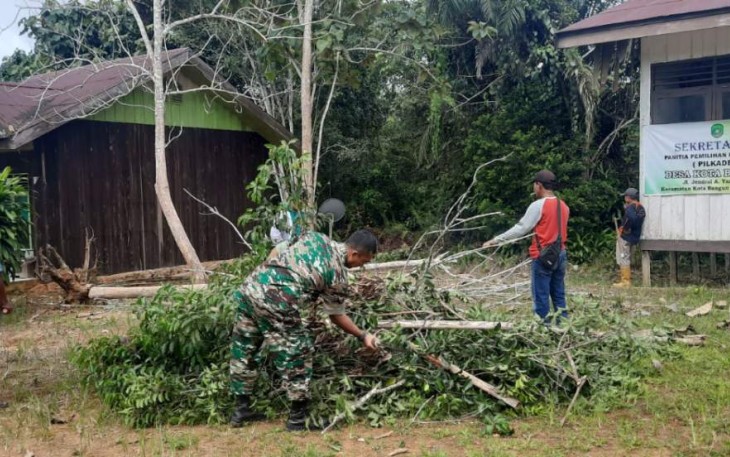 Gotong royong bersama warga binaan bersihkan lingkungan 