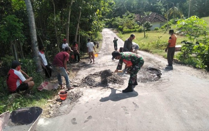 Perbaiki jalan berlubang bersama warga binaan 