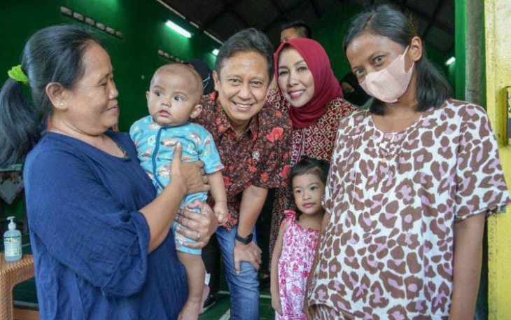Menkes Budi Gunadi saat mengunjungi posyandu balita di Solo, Sabtu (10/12)