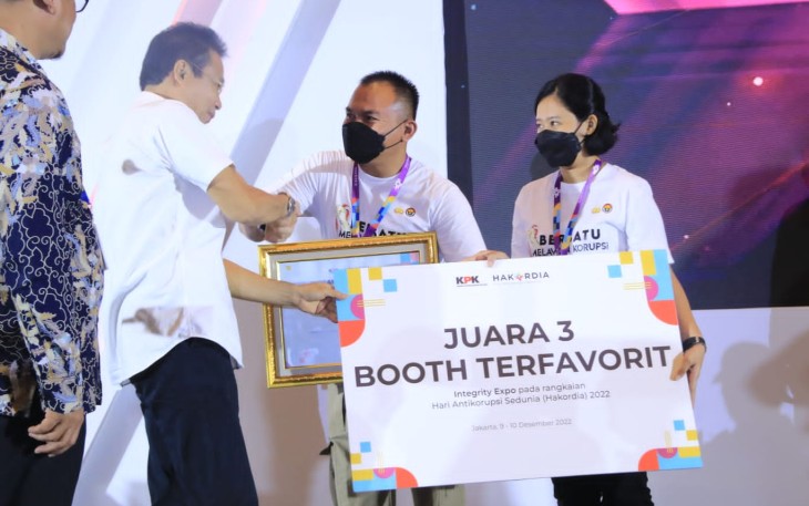 Kadiv Humas Polri Irjen Dedi Prasetyo saat menerima penghargaan 