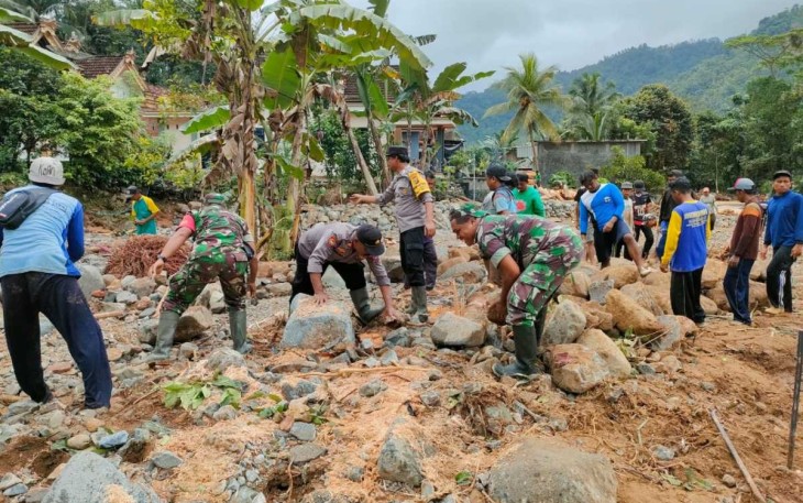 Kerja bakti perbaiki tanggul sungai