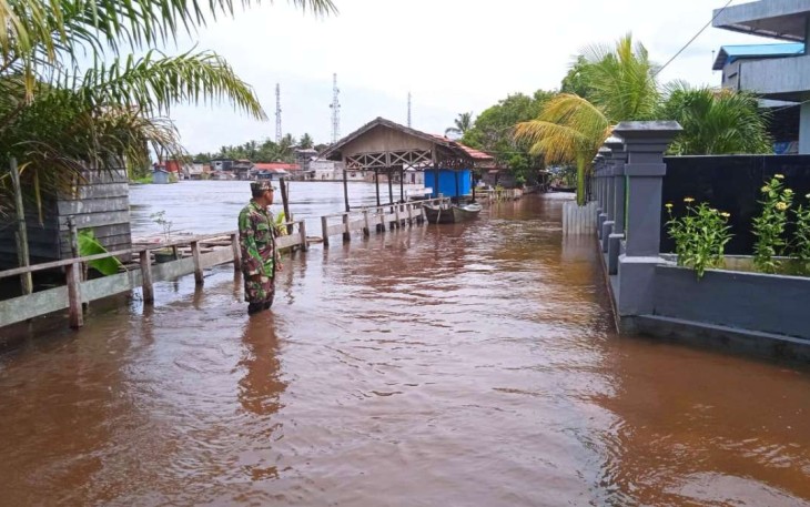 Serka Ismail memantau ketinggian air banjir di wilayah binaannya