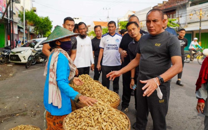 Gubernur Sumut Letjen TNI (Purn) Edy Rahmayadi saat berdialog dengan penjual kacang tanah di Madiun, Senin (12/12)