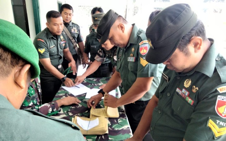 Peserta donor darah Hari Juang TNI AD  saat pendataan  