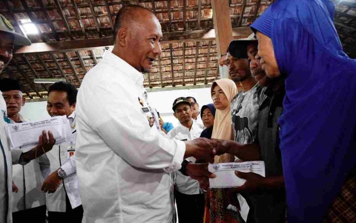 Pj Bupati Pati menyerahkan bantuan korban banjir 