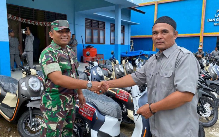 Pelda Abdullah saat menyerahkan kendaraan operasional 