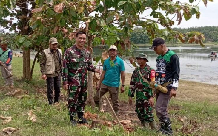 Dandim 0720/Rembang Letkol Czi Parlindungan Simanjuntak saat tanam pohon