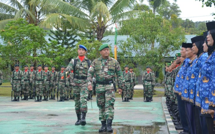 Danrem 181/PVT Brigjen TNI Wawan Erawan saat pengecekan pasukan jelang upacara bendera Hari Juang TNI AD Ke-77 
