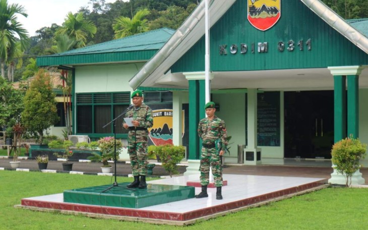 Dandim 0311/Pessel Letkol Inf Sunardi sangat membacakan amanat Kasad dalam upacara peringatan Hari Juang TNI AD Ke-77, Kamis (15/12)