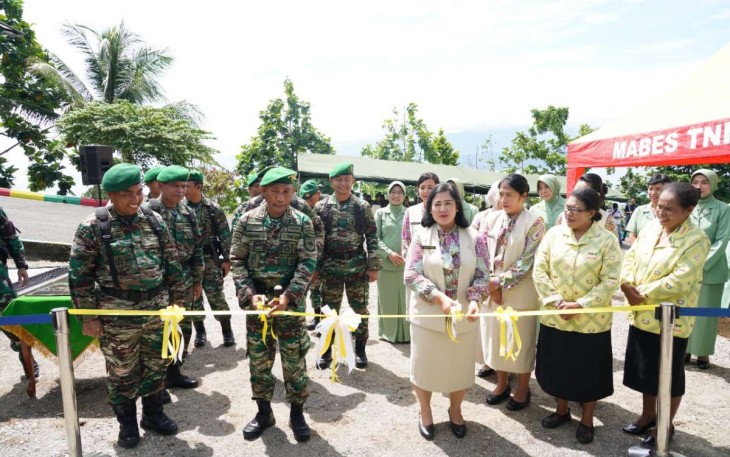 Pangdam Kasuari Mayjen TNI Gabriel Lema gunting pita peresmian TK Kartika XXII-4 