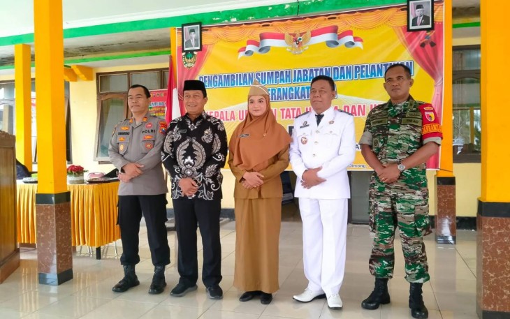 Danramil 02/Madiun foto bersama perangkat desa terpilih 