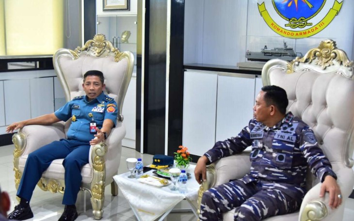 Pangkoarmada III Laksamana Muda TNI Irvansyah bersama Dirjen Kuathan Kemhan RI Laksda TNI Bambang Irwanto di Mako Koarmada III Sorong, Jum'at (16/12)