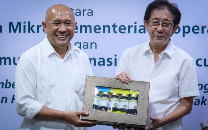 Menteri Teten Masduki bersama Dirut PT Sido Muncul David Hidayat di kantor Sido Muncul Jakarta, Jum'at (16/12)