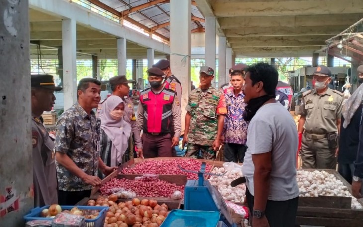Cek harga sembako di pasar tradisional 