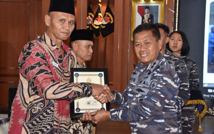 Pangkolinlamil Laksda TNI Agus Hariadi saat memberikan piagam purna tugas di Jakarta 