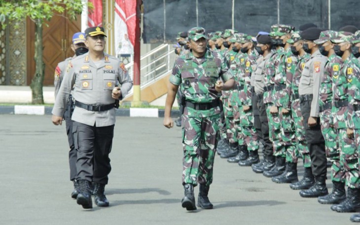 Danrindam Jaya Kolonel Inf Ayub Akbar saat inspeksi siswa Diklat Integrasi TNI AD - Polri