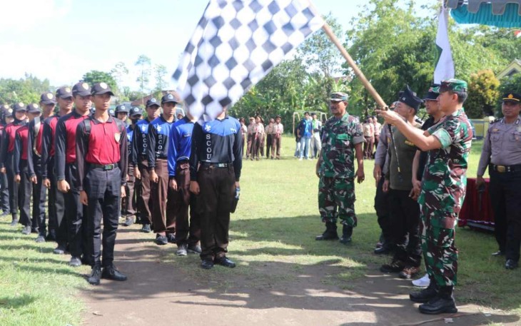 Dandim 0807/Tulungagung Letkol Czi Nooris Agus Rinanto melepas peserta Napak Tilas Tentara Republik Indonesia Pelajar 