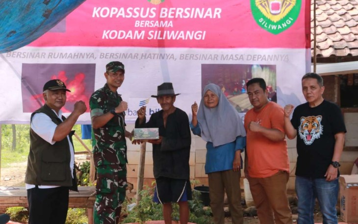 Dandim 0616/Indramayu Letkol Arm Andang Radianto saat menyerahkan paket lampu tenaga surya