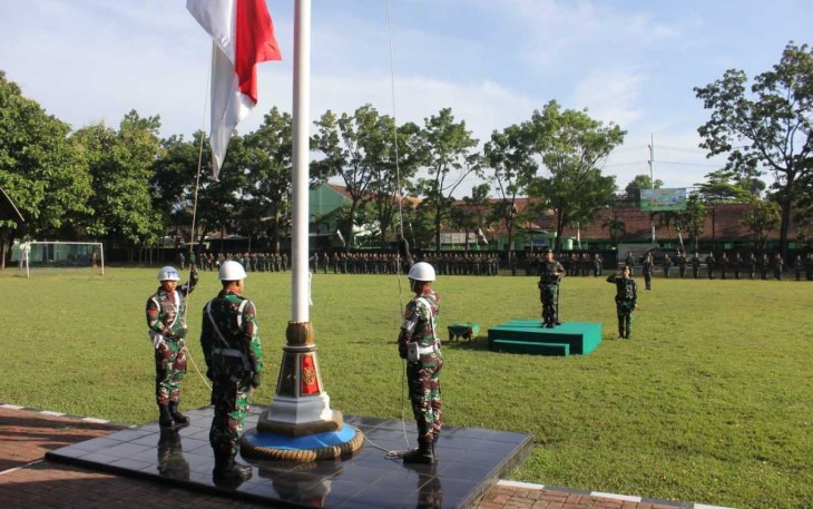 Danmenarmed 2 Kostrad Kolonel Arm Rizal Analdie saat pimpin upacara bendera, Senin (19/12)