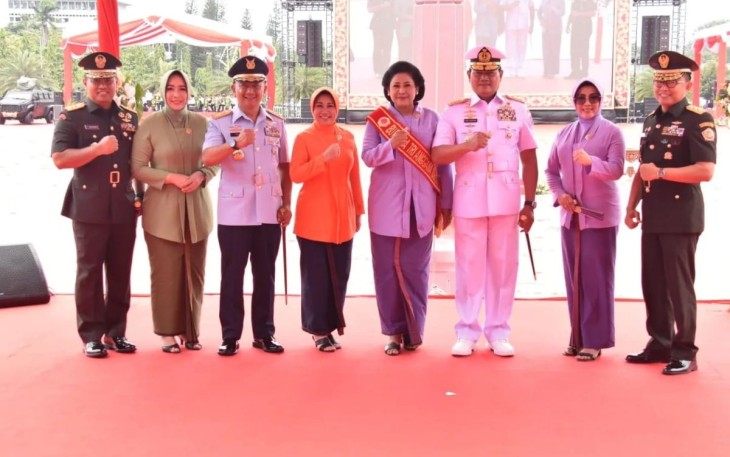 Pangdam Jaya Mayjen TNI Untung Budiharto bersama Panglima TNI Laksamana TNI Yudo Margono usai sertijab di Mabes TNI Cilangkap, Selasa (20/12)