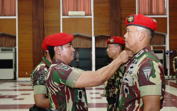 Danjen Kopassus Mayjen TNI Iwan Setiawan saat melantik Wadanjen Brigjen TNI Achiruddin di Mako Kopassus Cijantung, Selasa (20/12) 