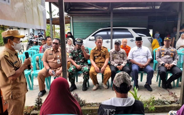 Danramil 01/Tenggarong Lettu Adi Irawan saat mendampingi Bupati Kutai Kartanegara 
