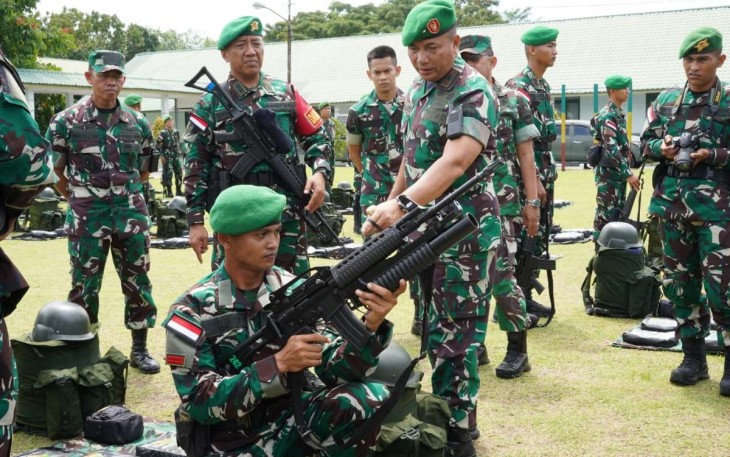 Danrem 032/Wbr Brigjen TNI Purmanto saat inspeksi satgas operasi Yonif 133/YS, Selasa (20/12)