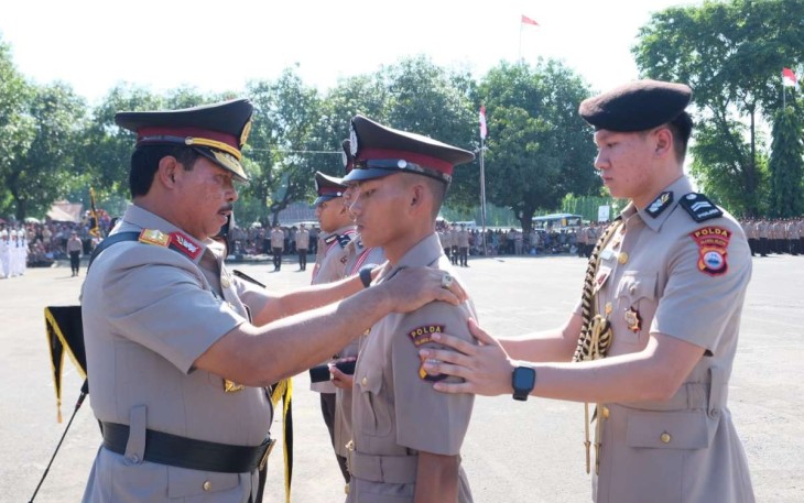 Kapolda Sulsel Irjen Pol Drs Nana Sudjana saat melantik Bintara baru di SPN Batua Polda Sulsel, Rabu (21/12)