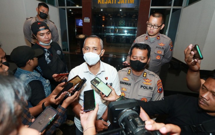 Kasipenkum Kejati Jatim Fathur Rohman saat memberikan keterangan pers di Surabaya, Rabu (21/12)
