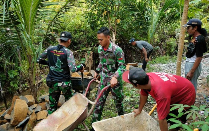 Karya bakti bangun tempat wudhu masjid di perbatasan 