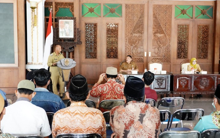 Pj Bupati Pati serahkan bantuan hibah APBD untuk sarana ibadah