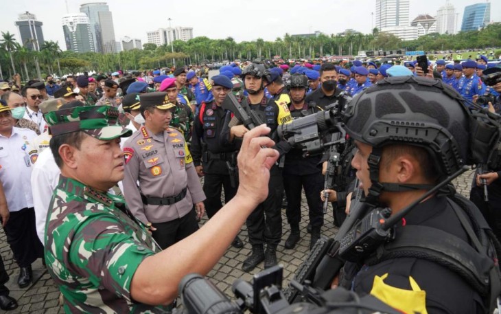Panglima TNI Laksamana Yudo Margono saat pengecekan personel pengamanan Nataru di Lapangan Monas, Jakarta, Kamis (22/12)